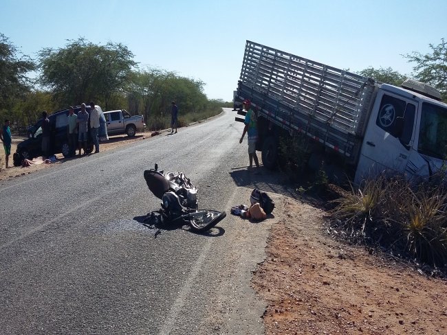Homem morre após colidir moto em caminhão na PE-336 em Inajá; no Sertão de Pernambuco 