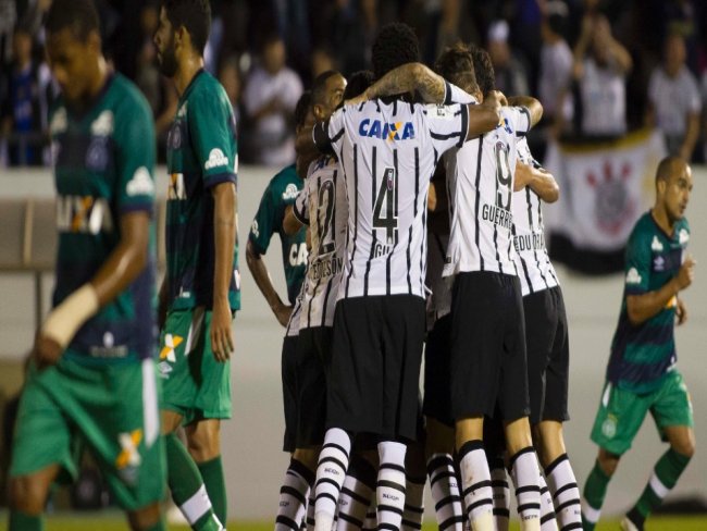Corinthians bate Chapecoense e lidera tranquilo