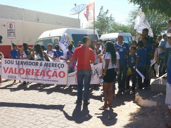 Professores protestam contra atrasos de salários em Araripina, PE