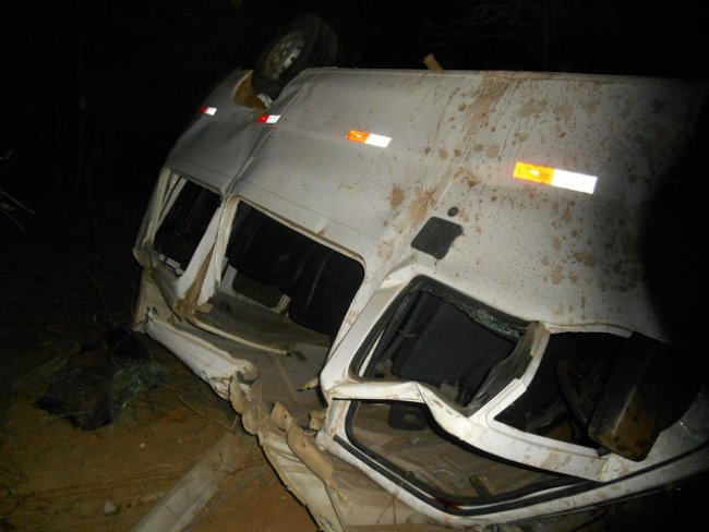 Capotamento de van deixa três mortos na BR-110 em Petrolândia, no Sertão