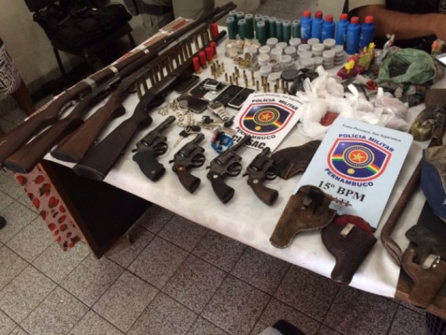 Doze suspeitos de praticar 30 assaltos no Agreste são detidos com armas