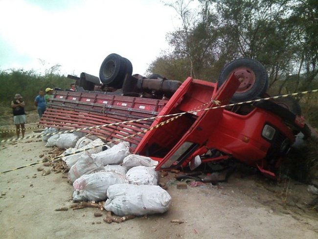 Acidente com caminhão deixa um morto e dois feridos em Tacaimbó, PE
