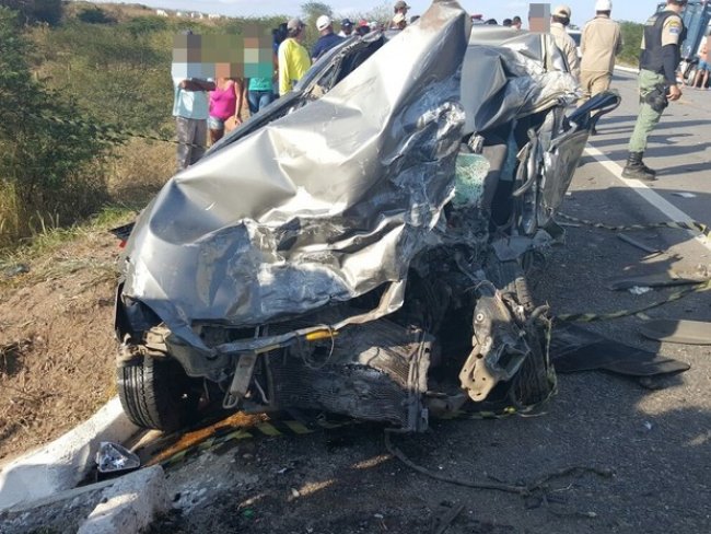 Homem morre em colisão entre carro e carreta na BR-104 em Cupira, PE