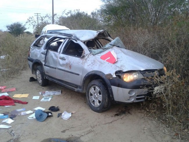 Capotamento de carro superlotado deixa duas mulheres mortas no Agreste