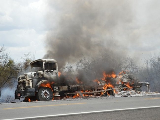Caminhão carregado de papelão pega fogo no Trevo do Ibó em PE