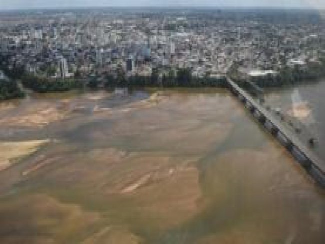 Deputados recebem laudo que mostra que água do Rio Doce está imprópria para consumo