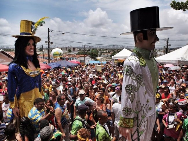 Foliões se despedem do carnaval em Olinda e no Recife Antigo