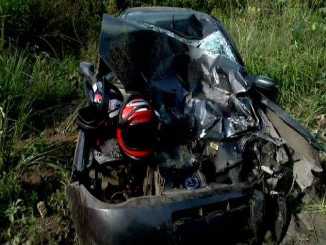 Colisão entre carro e moto deixa mortos na Estrada da Muribeca, em Jaboatão