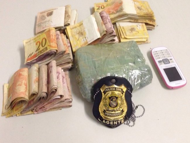 Jovem é presa com 500g de maconha e mais de R$ 8 mil em Caruaru, PE