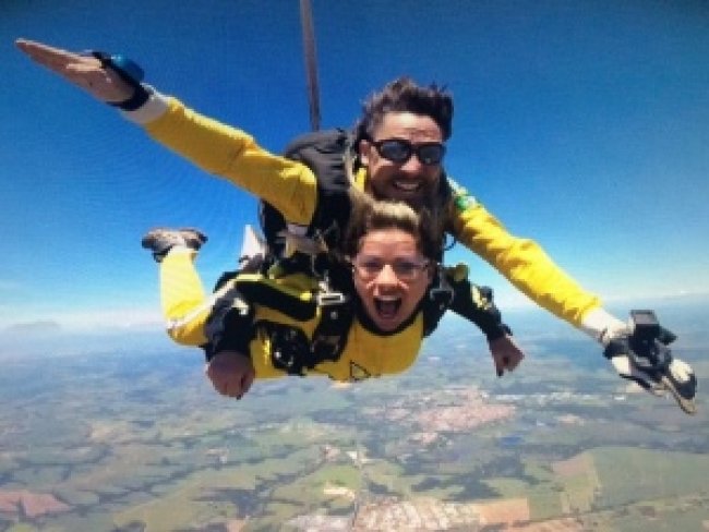 Angela Sousa salta de paraquedas e incentiva: 'Não precisa ter medo'