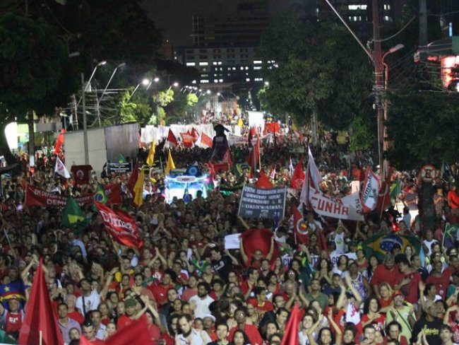 Manifestantes vão às ruas no Recife contra o impeachment de Dilma