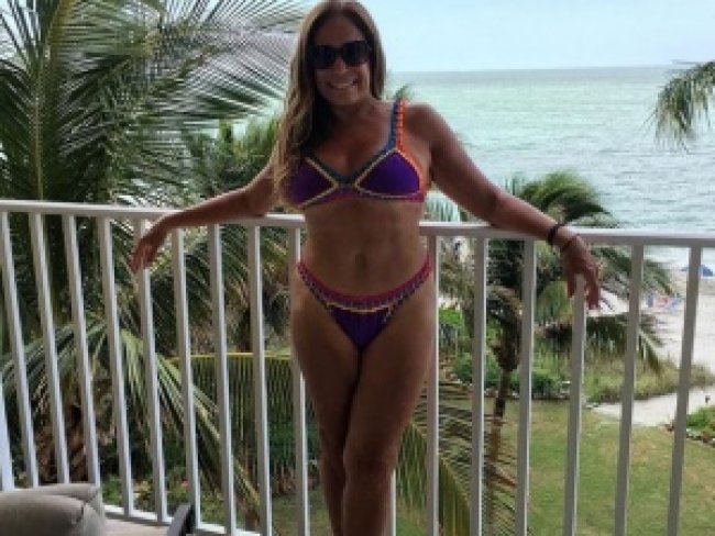 Susana Vieira exibe curvas de biquíni e se despede do Caribe: 'Bye bye, férias'