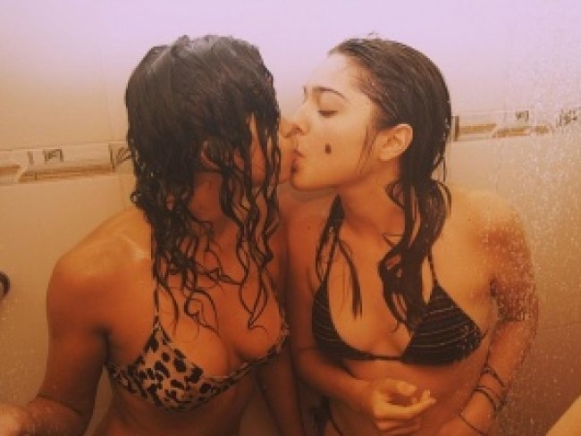 Bella Camero e Raquel Villar, de biquíni, se beijam