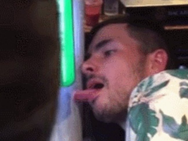 Turista prende língua em torneira de chope em pub na Irlanda