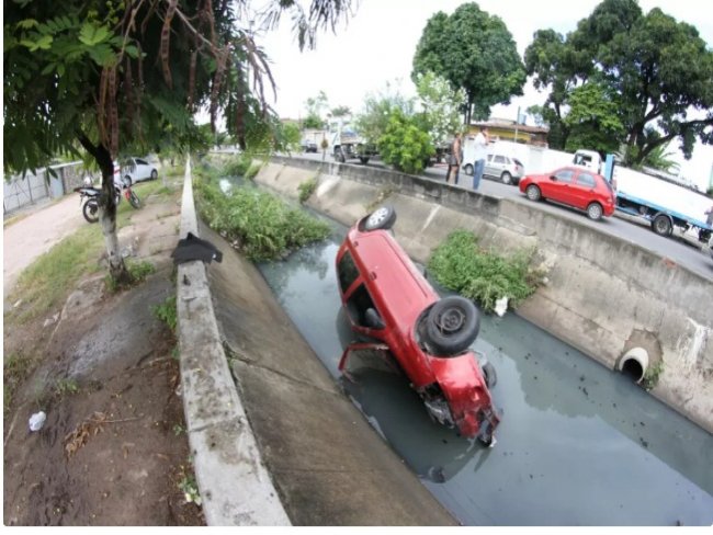 Carro cai em canal e deixa duas pessoas feridas na Zona Oeste do Recife