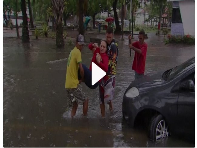 Carro quebra em área alagada no Recife e passageira precisa ser resgatada; veja vídeo
