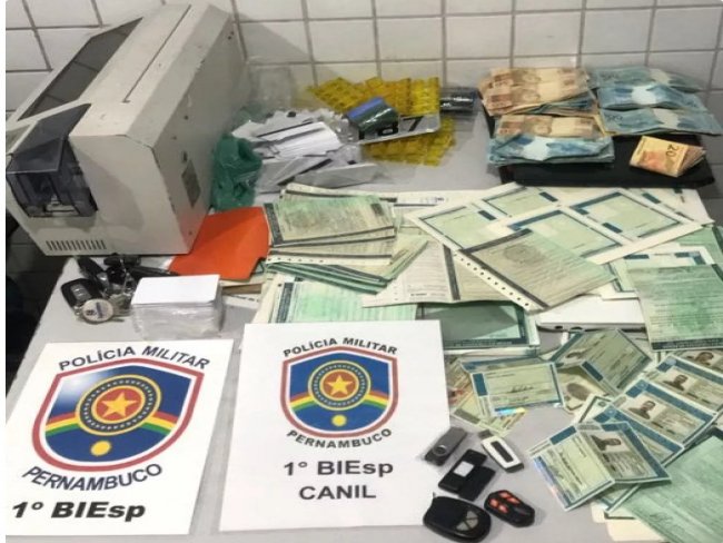 Dupla é detida suspeita de integrar grupo especializado em roubo e falsificação de documentos em Caruaru