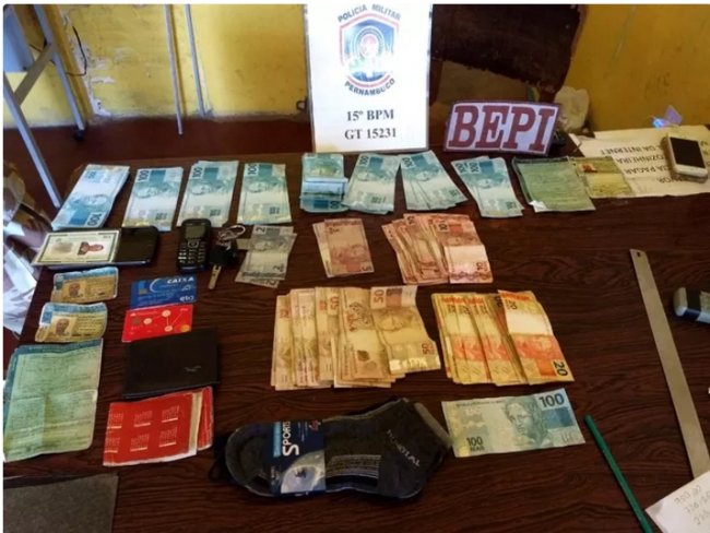 Dois homens são presos com R$ 15 mil em notas falsificadas na feira de Cachoeirinha