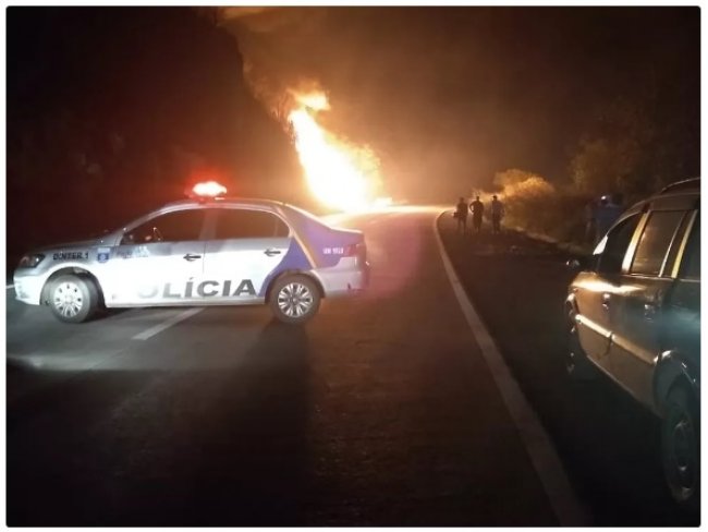Caminhão-tanque pega fogo e motorista morre em acidente na BR-232, em Gravatá