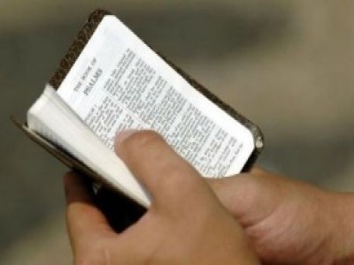 Bíblia no bolso salva a vida de motorista nos EUA 