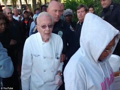 Idoso de 90 anos é preso por alimentar moradores de rua 