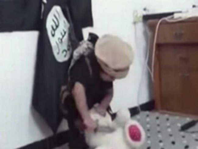 Vídeo mostra filho de combatente do Estado Islâmico brincando de ?decapitar? urso de pelúcia