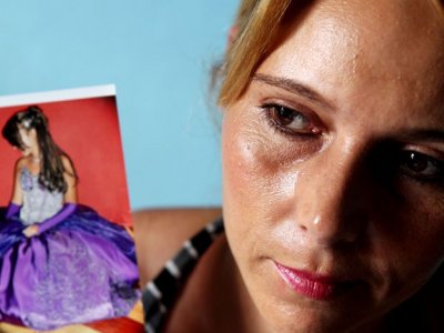 Mãe de garota detida nos EUA critica atuação de consulado do Brasil