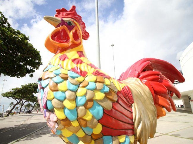 Estátuas homenageiam 40 anos do Galo da Madrugada e deixam o Recife mais colorido