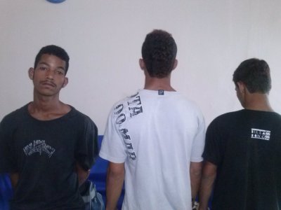 Jovem  preso com arma e menores so apreendidos em Gandu