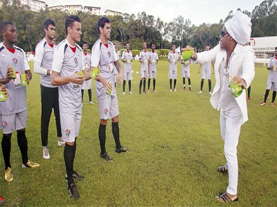 Carlinhos Brown ensina Bahia e Vitria a tocar a caxirola