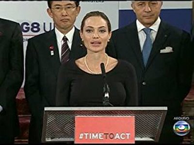 Com receio de câncer, Angelina Jolie faz cirurgia para retirar os seios