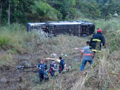 Acidente grave mata pelo menos nove passageiros de nibus na BR-101