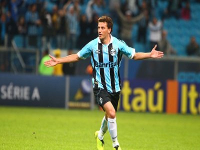 Elano sai do banco, derruba muralha e Grêmio bate Vitória com 'nova' geral