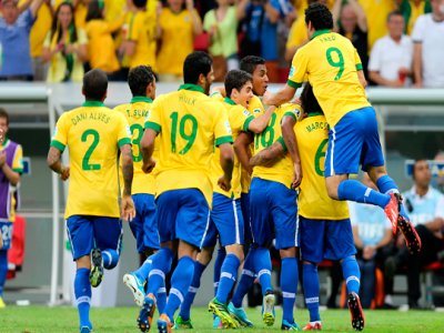 Brasil vence Japo na estreia com gols de Neymar, Paulinho e J