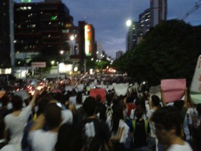 Integrantes do Movimento Passe Livre fazem protesto na regio do Iguatemi