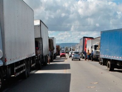 Quatro pessoas morrem em acidente com van no trecho de manifestao dos caminhoneiros na BR-116