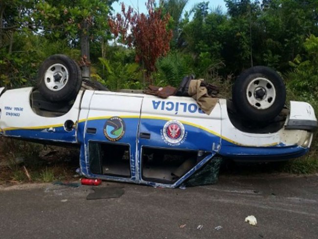 Viatura capota e deixa dois policiais feridos no Sul da Bahia