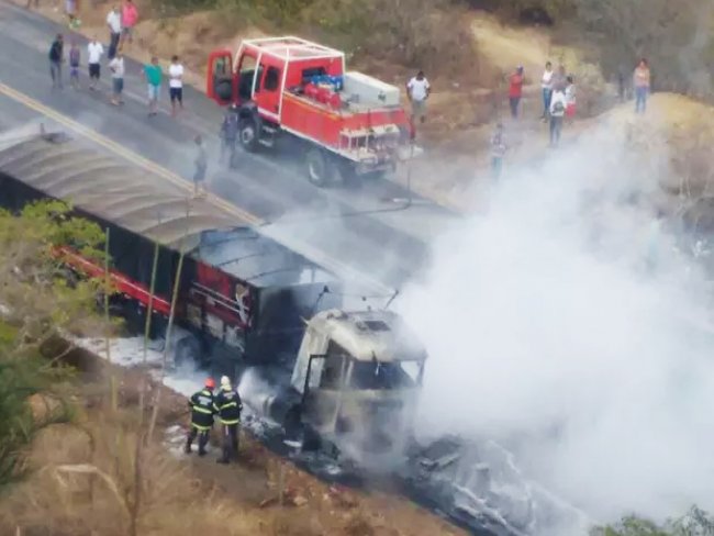 Carreta com carga de sal pega fogo em rodovia na Chapada Diamantina