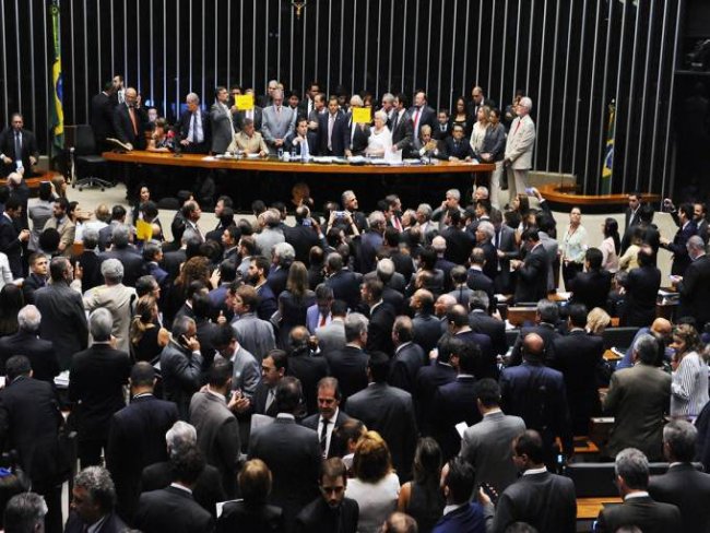 Sob protestos, Cmara aprova urgncia para reforma trabalhista