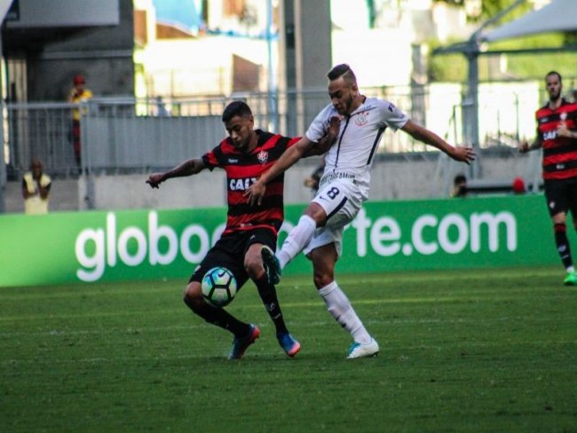 Diante do Corinthians, Vitria perde a primeira partida na Srie A