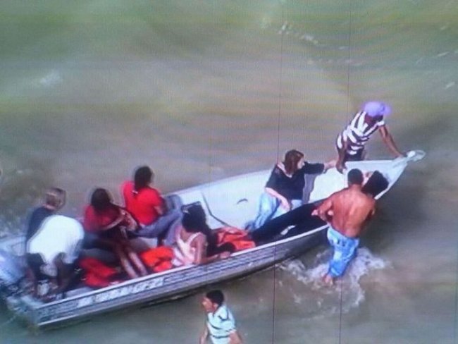 SALVADOR Lancha com mais de 100 pessoas vira em Mar Grande