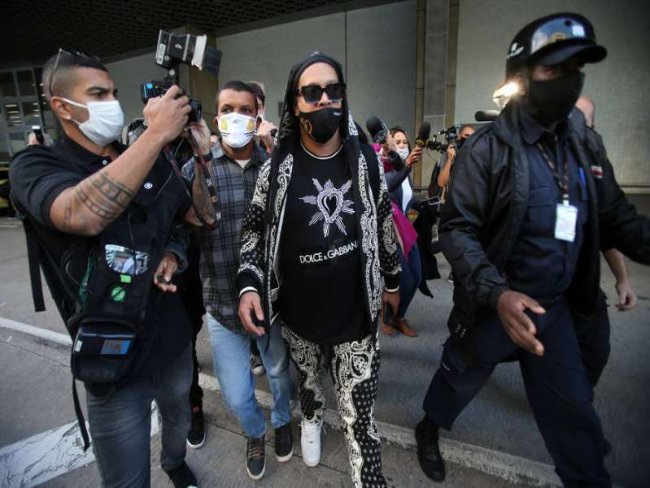 Ronaldinho Gacho desembarca no Rio e recebe apoio de fs