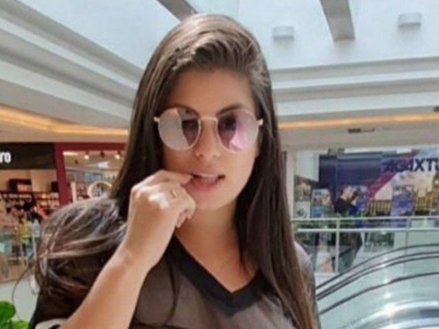 Sem calcinha, mulher desfila em shopping com roupa transparente e posta vdeo na web