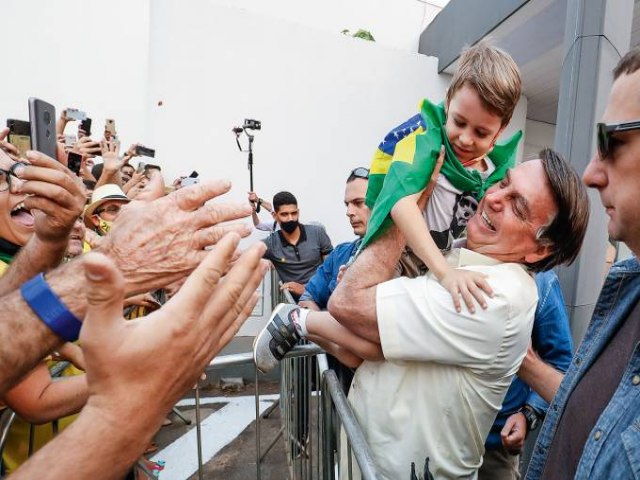 Auxlio volta a ser pago em maro, em at 4 parcelas, anuncia Bolsonaro   Leia mais em: https://veja.abril.com.br/blog/radar-economico/auxilio-volta-a-ser-pago-em-marco-em-ate-4-parcelas-anuncia-bolsonaro/