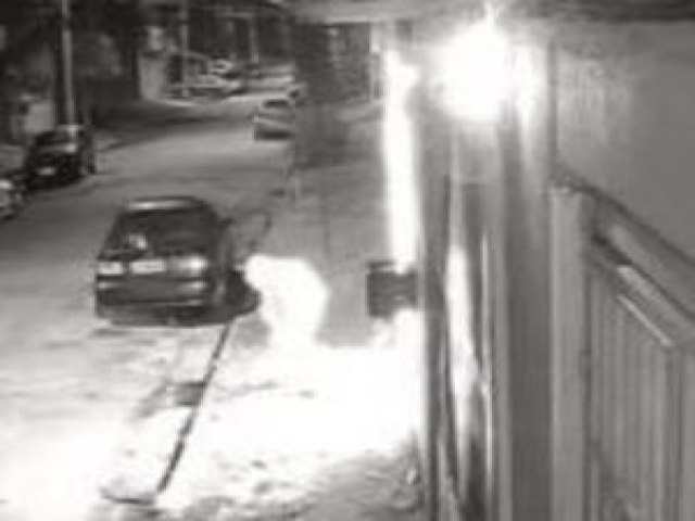 Mulher ateia fogo no carro do ex-namorado após calote de R$ 800