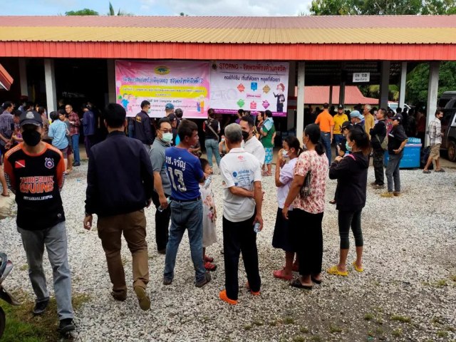 Ex-policial abre fogo em creche e mata 22 crianas e 12 adultos na Tailndia