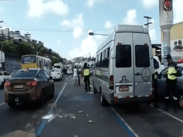 Feirante  atropelado por van na regio da Feira de So Joaquim, em Salvador; motorista desmaiou antes do acidente