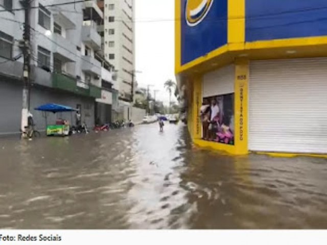 Ruas de cidades do sul da BA ficam alagadas aps temporal nesta segunda