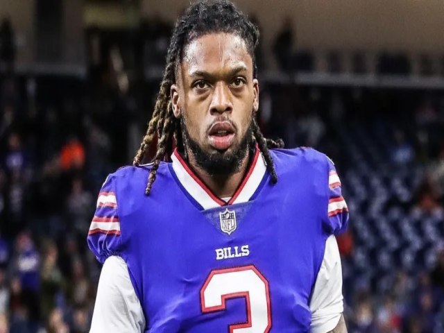 Jogador do Bills, Damar Hamlin, desmaia durante jogo e deixa campo em ambulncia