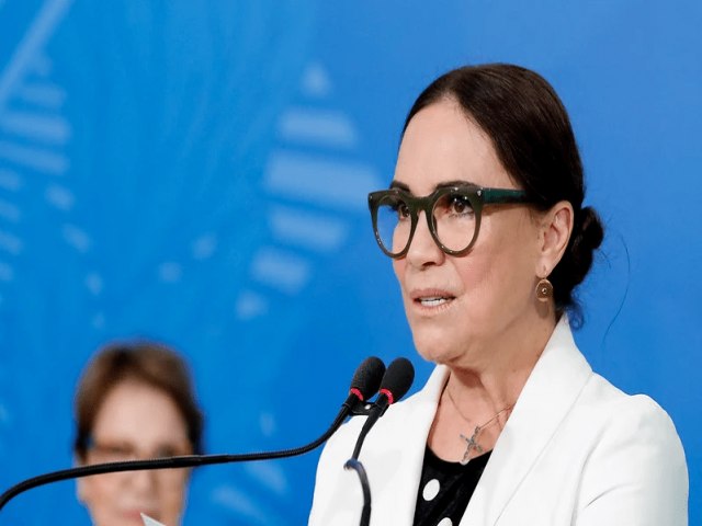 Regina Duarte publica fake news e diz que Lula usou faixa falsa na cerimnia de posse